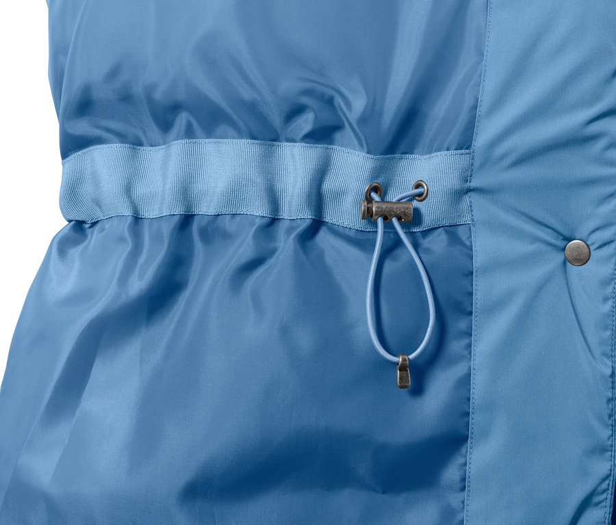 Egy világoskék, steppelt női mellény részlete, húzózsinórral a derékrészen.