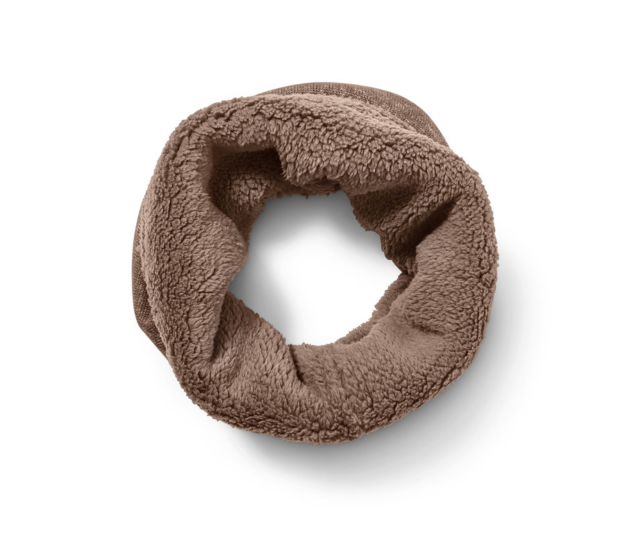 Egy barna, kötött csősál látható polárbéléssel.