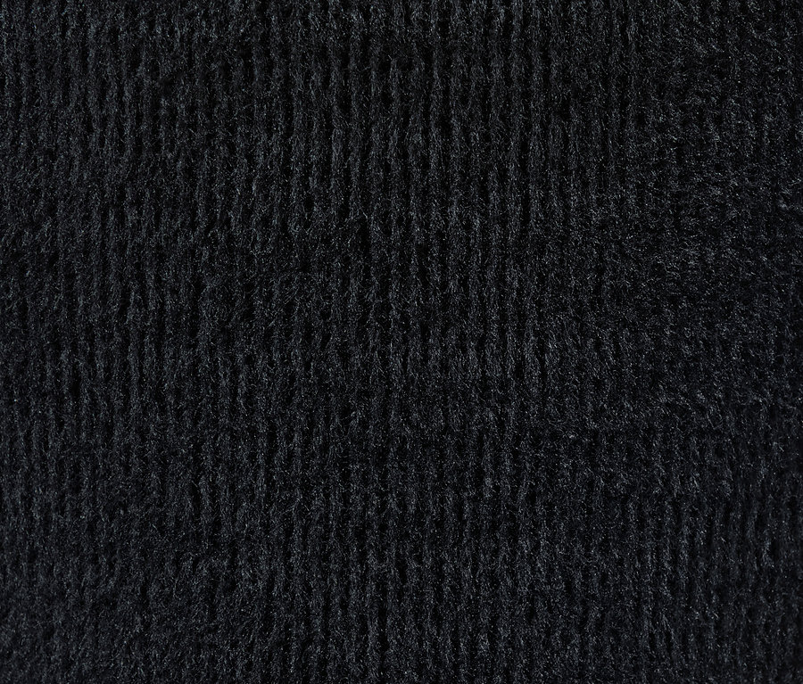 Közeli kép egy fekete, plüssbélésű női leggings textúrájáról.
