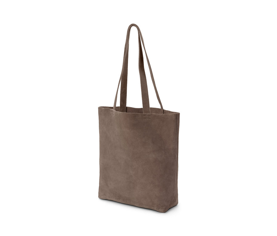 Egy barna, női velúrbőr shopper táska fehér háttérrel.