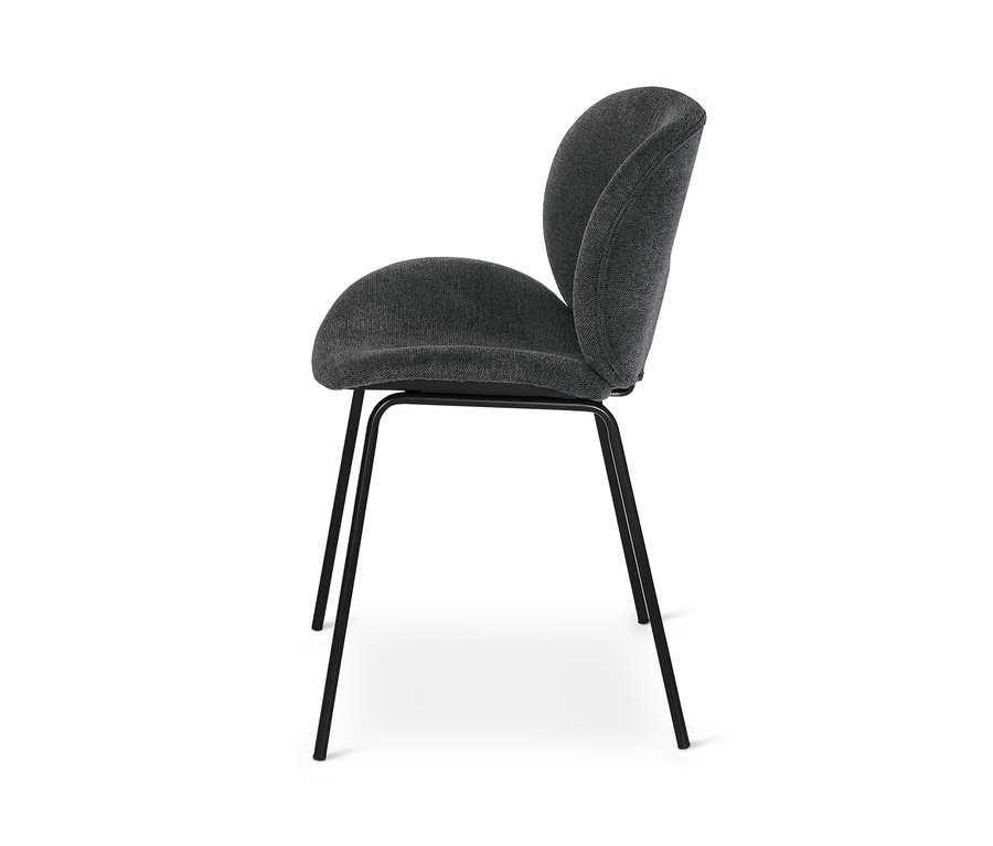 Egy sötétszürke, kárpitozott design szék oldalról.