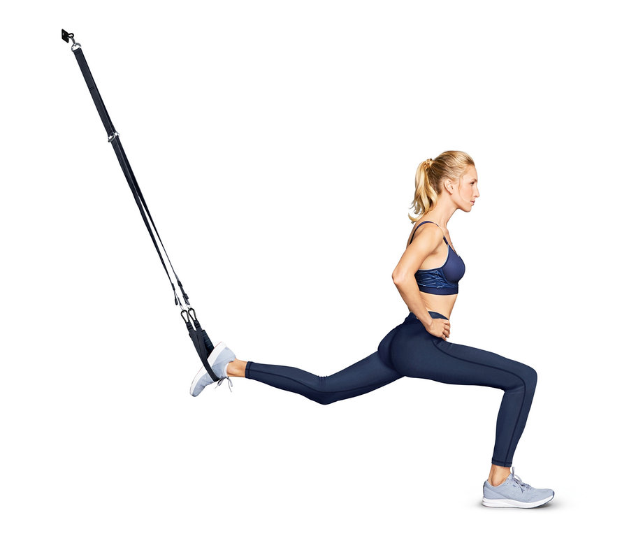 Nő kitöréseket végez edzőheveder készlettel.