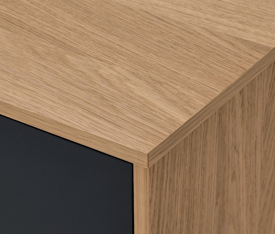 Egy antracit színű Bekeson komód részlete fa lappal.