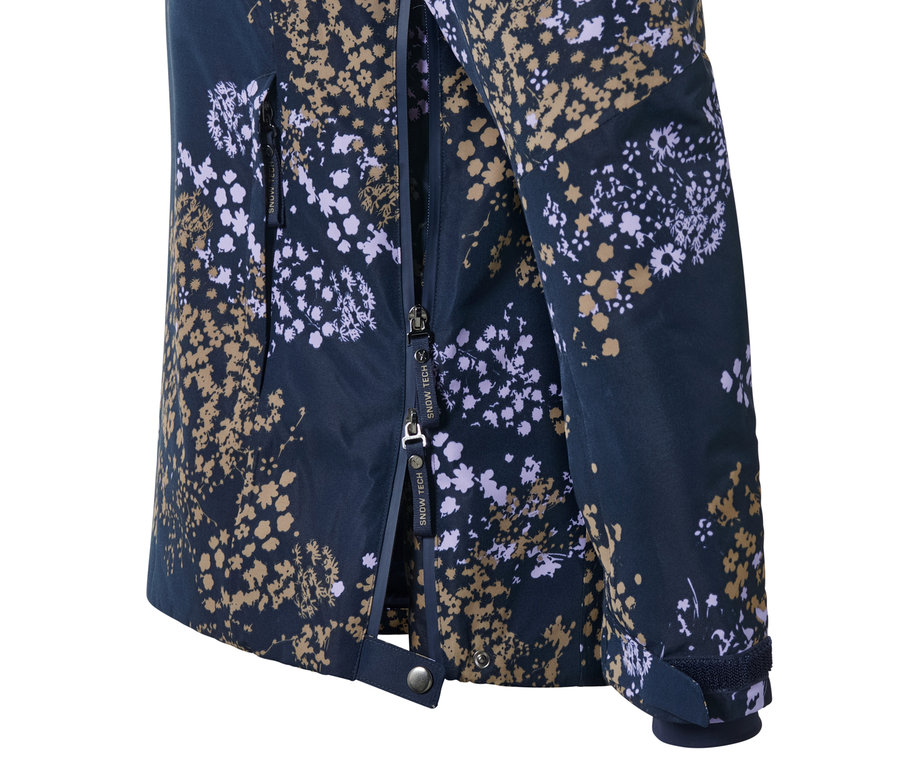Egy virágmintás, rövid cipzáras síkabát részlete.