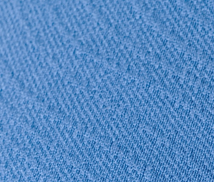 Kék női seamless bustier sportmelltartó részlete.