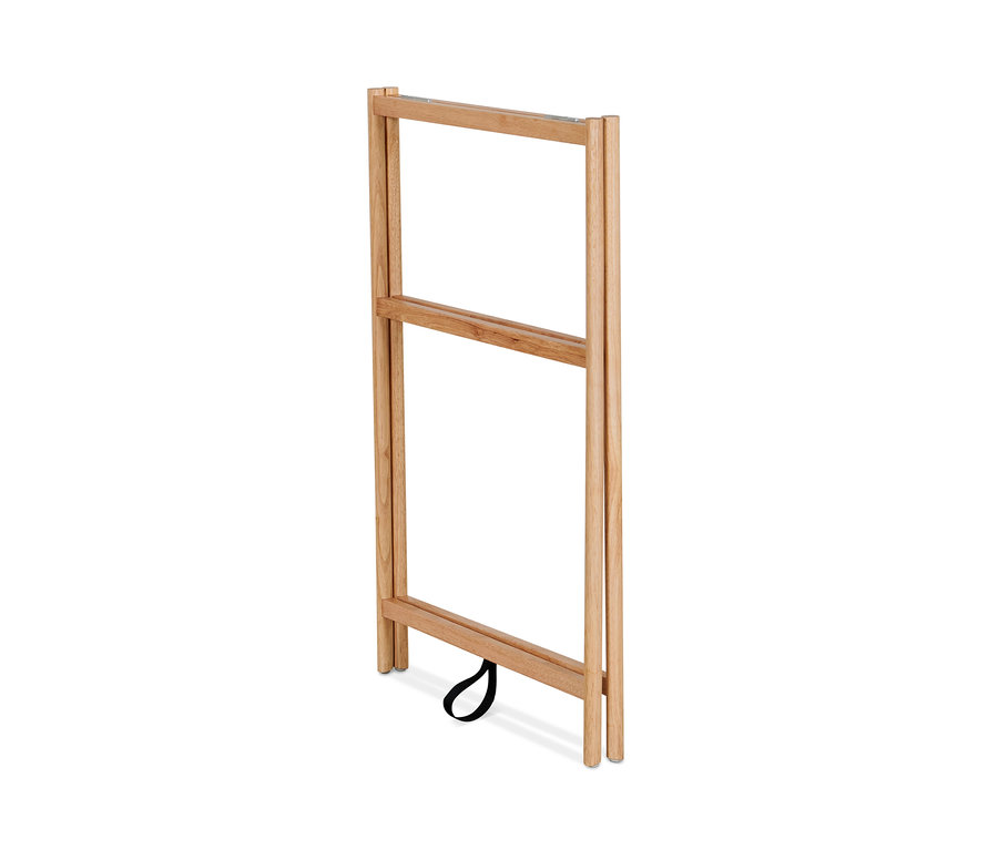 Egy tömörfa törölközőtartó állvány össze van csukva.