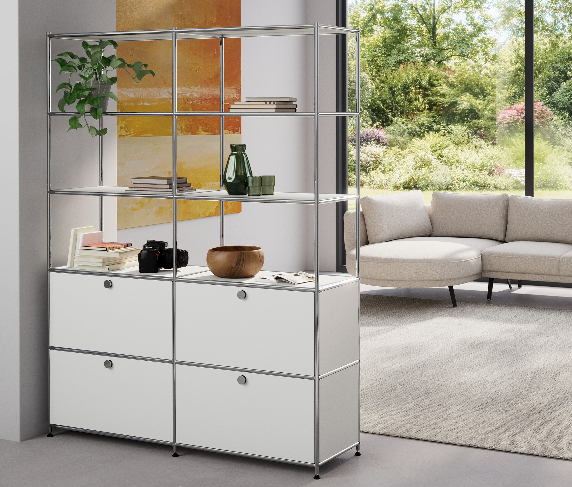 Egy nappaliban látható egy »CN3« fémpolc 2 rekesszel és egy magas »CN3« fémpolc 4 lenyíló ajtós rekesszel, fehér színben. Emellett látható egy »CN3« lenyíló fém ajtó, kiegészítő készlet, narancssárga és egy »CN3« fém hátlapbővítő készlet, sárga.