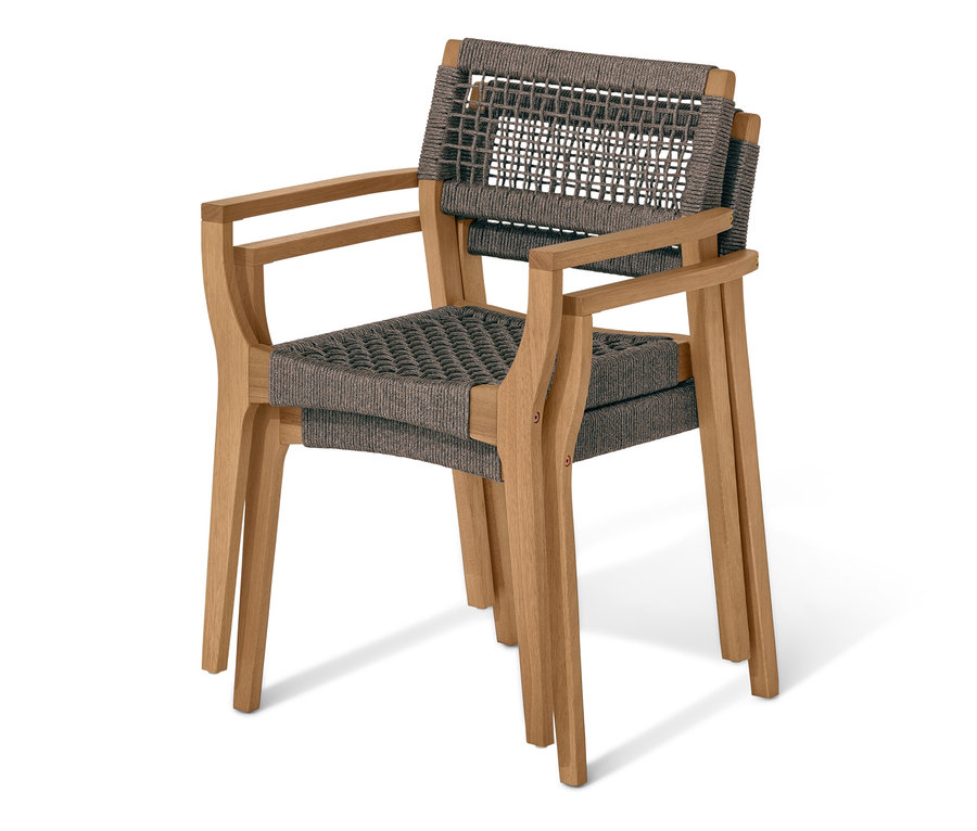 Két egymásra rakható étkezőszék: egy textilhálós és egy ülőpárnával, egymásra rakva.