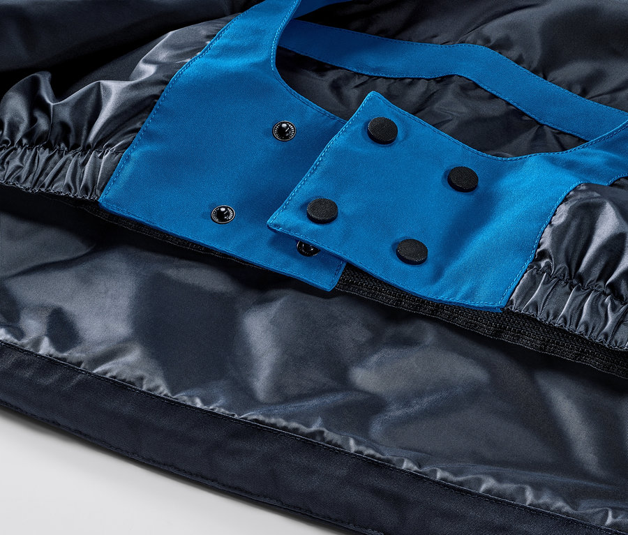 Kék síkabát részlete.