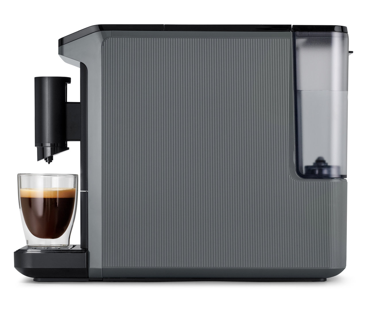 A szürke »Esperto mini« kávéfőző kávét készít egy üvegpohárba.