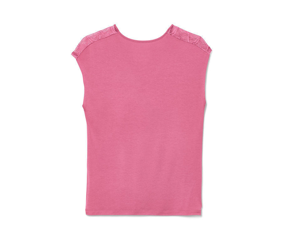 Rózsaszín felső a rövidnadrágos pizsamából, csipkés vállakkal.