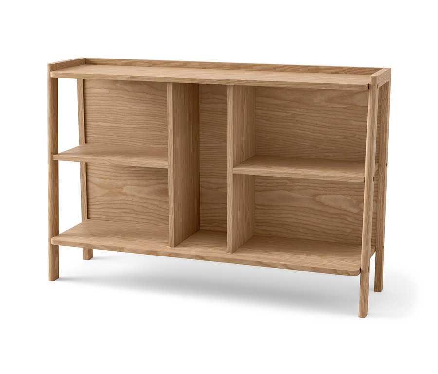 Világos fa komód, nyitott polcokkal.