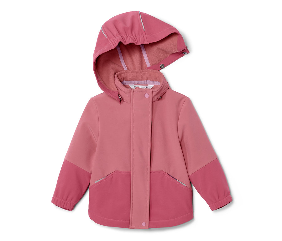 Rózsaszín gyerek softshell kabát esőben színt váltó, kapucnival, fehér háttér előtt fekszik.
