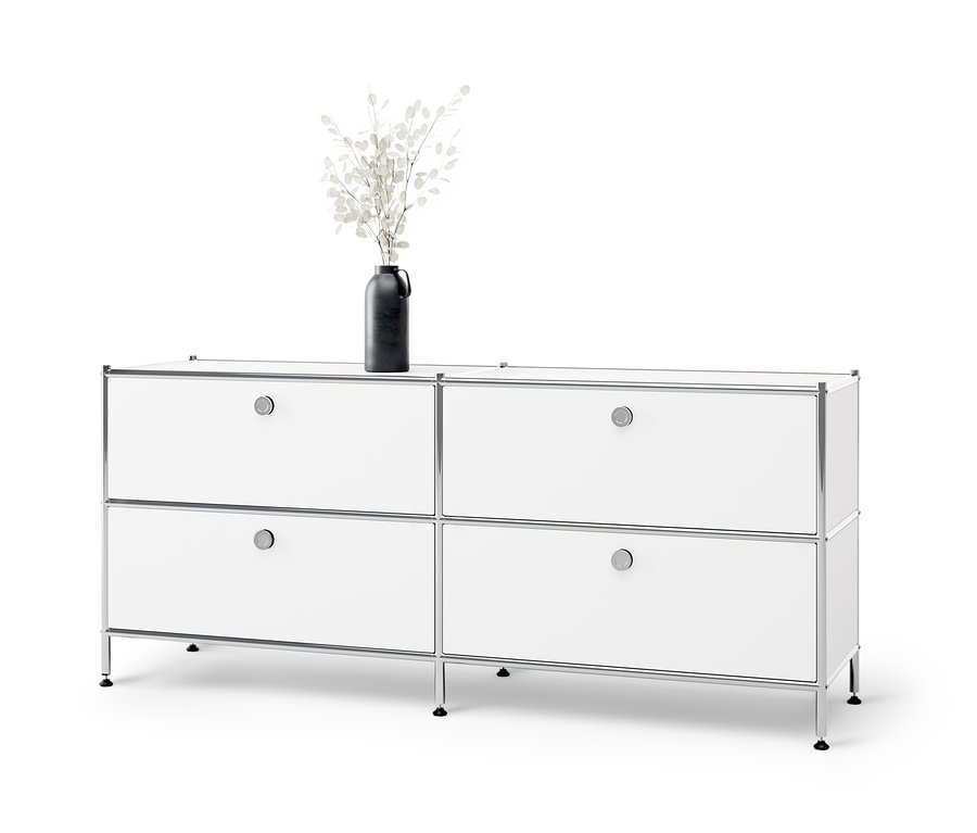 Fehér »CN3« alacsony fém komód 4 fiókkal. A komódon egy váza virág van.