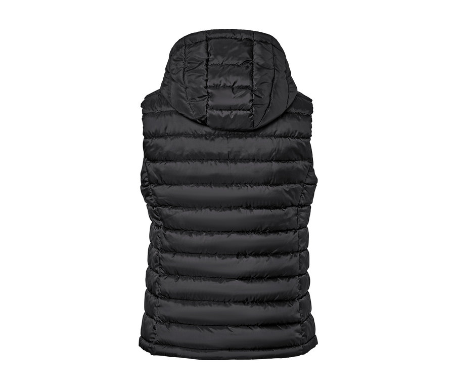 Egy fekete, kapucnis, steppelt mellény részletes hátsó nézete.