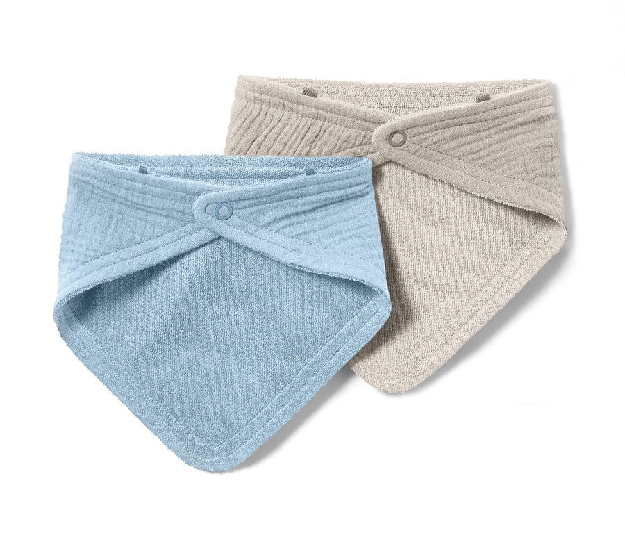 Két baba muszlin nyálkendő, egy világoskék és egy bézs színű, egymáson fekszik.