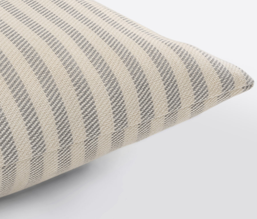 Egy len tapintású kültéri párna részlete.