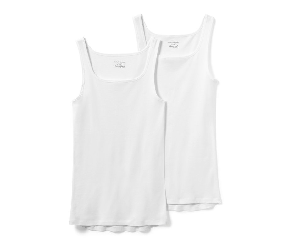 Két fehér, minőségi, bordázott anyagú trikó egymáson.