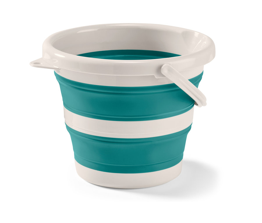 Egy fehér és türkiz csíkos, összehajtható vödör látható.