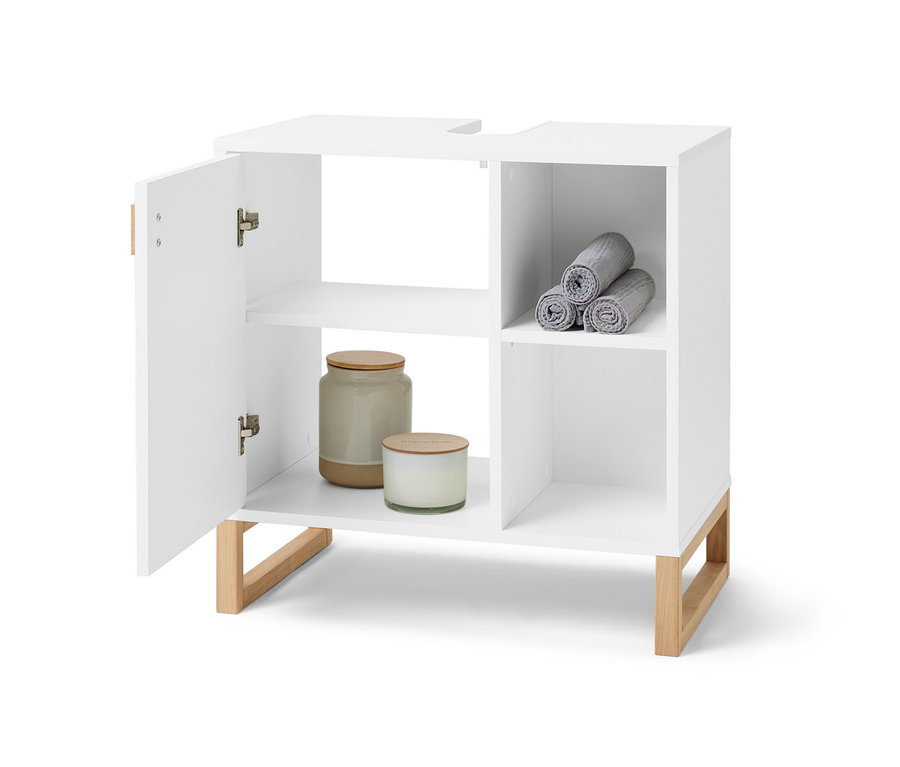 Nyitott, fehér mosdó alatti szekrény, 1 ajtós, polcos. Az oldalsó rekeszben feltekert szürke törölközők, a szekrény belsejében gyertyák és egy doboz találhatók.