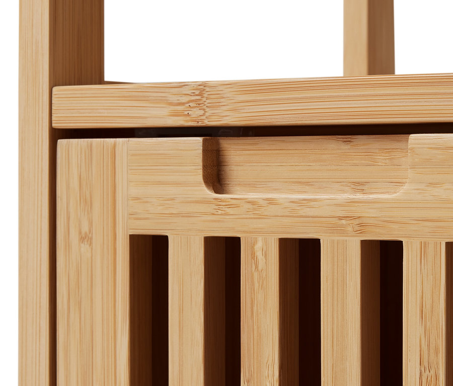 A bambuszból készült, skandináv stílusú polcos komód részlete.