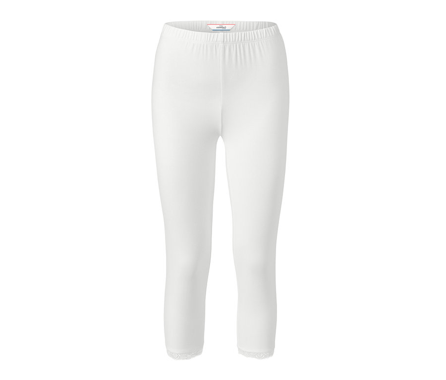 Fehér, csipkés szegélyű 3/4-es leggings.