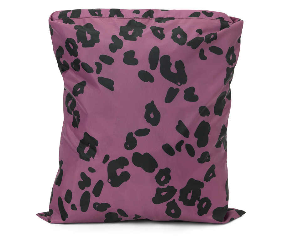 Lila párna fekete állatmintával.