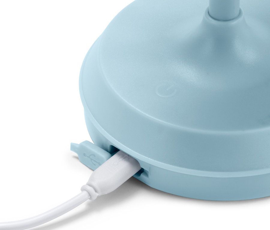 Egy világoskék, LED-es kültéri asztali lámpa részlete, fehér USB-kábellel csatlakoztatva.