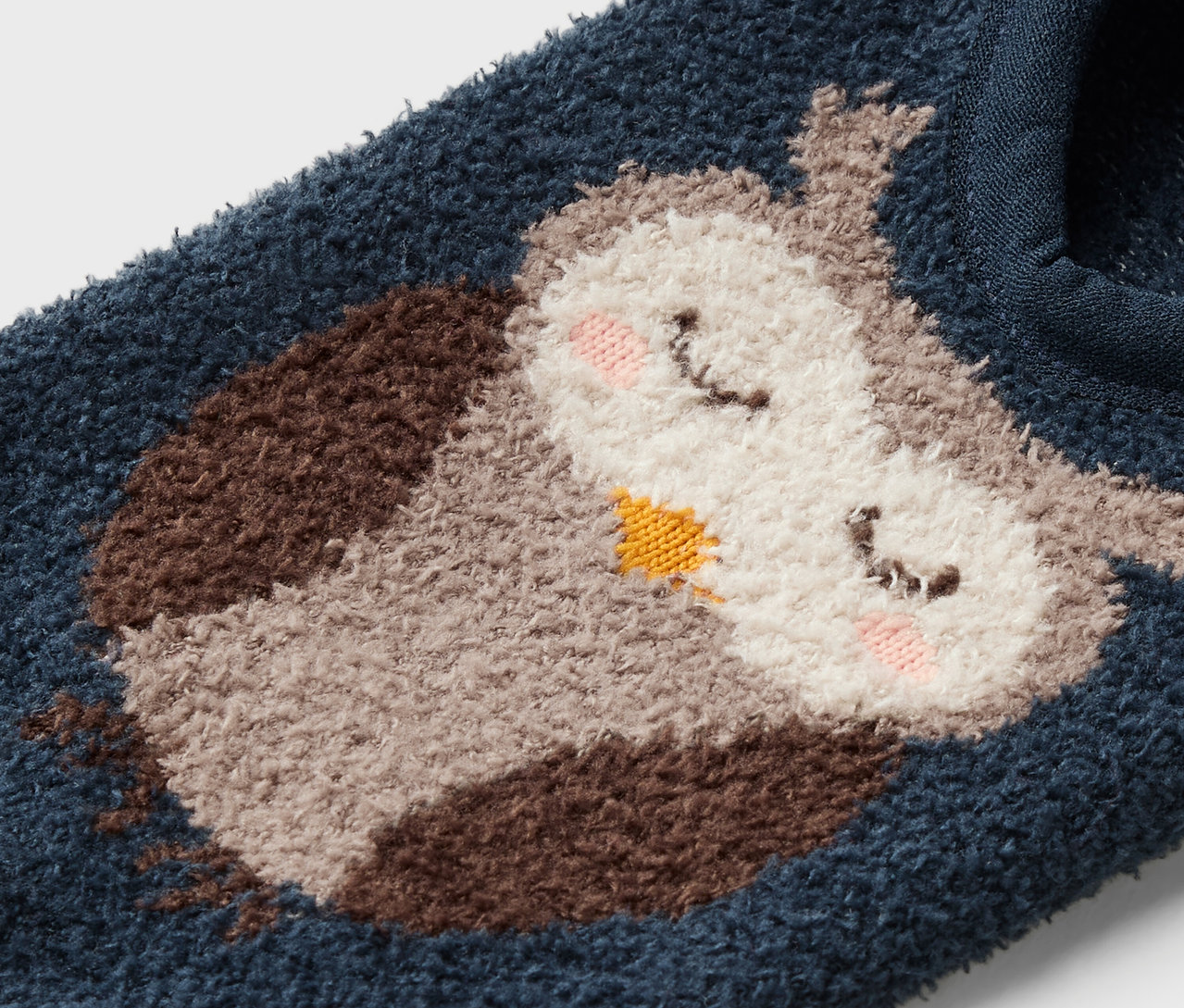 Egy kék zokni részlete rajzfilm bagoly mintával.