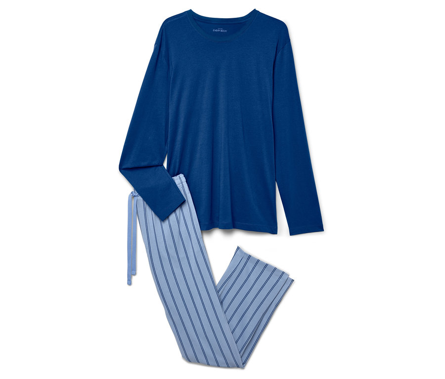 Kék, hosszú ujjú pizsama felső és csíkos nadrág fehér háttéren.