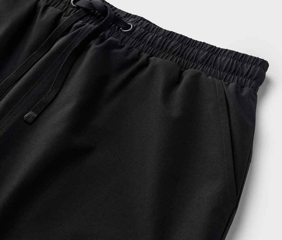 A fekete női funkcionális nadrágszoknya részlete.