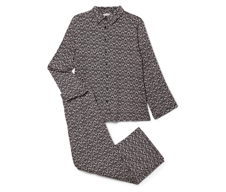 Virágmintás, hosszú ujjú pizsama szett nadrággal, fehér háttéren.