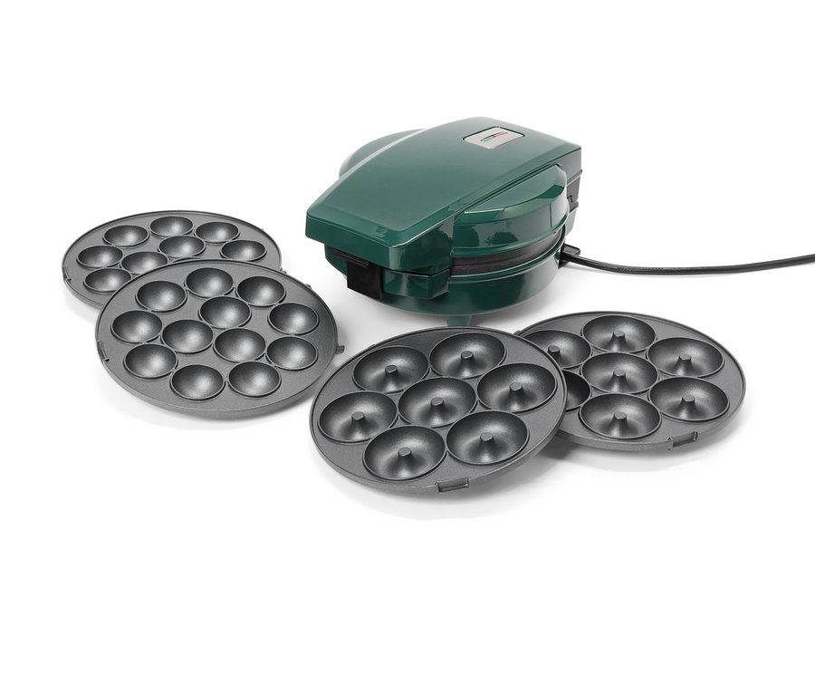 Egy zöld fánksütő négy szürke, cserélhető fánksütő lappal, fehér háttérrel.