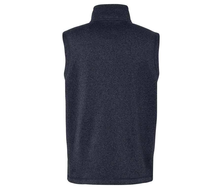 Egy sötétkék, állógalléros fleece mellény hátulnézetének részlete.