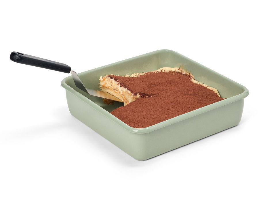 Zöld serpenyő tiramisuval és egy spatulával.