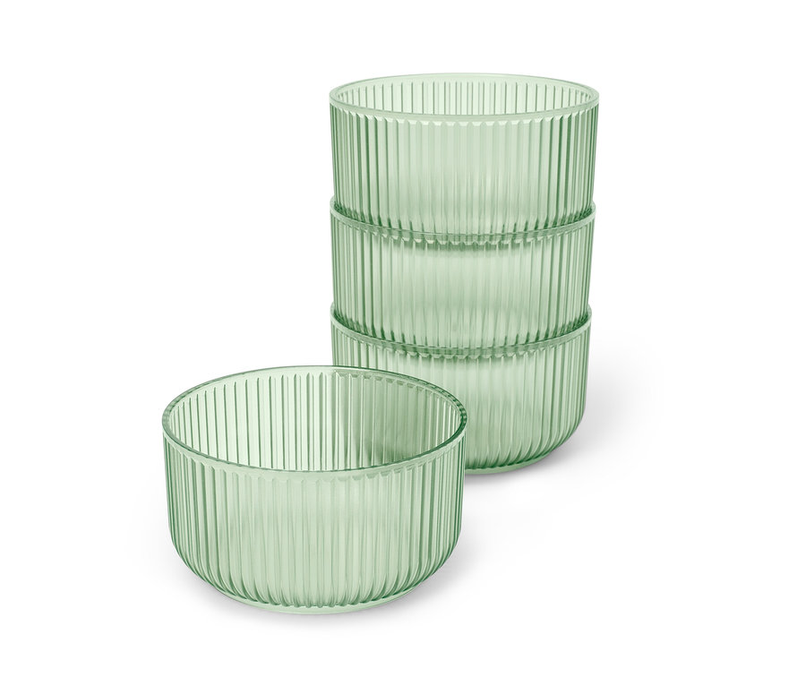Négy egymásra rakott zöld műanyag tál.