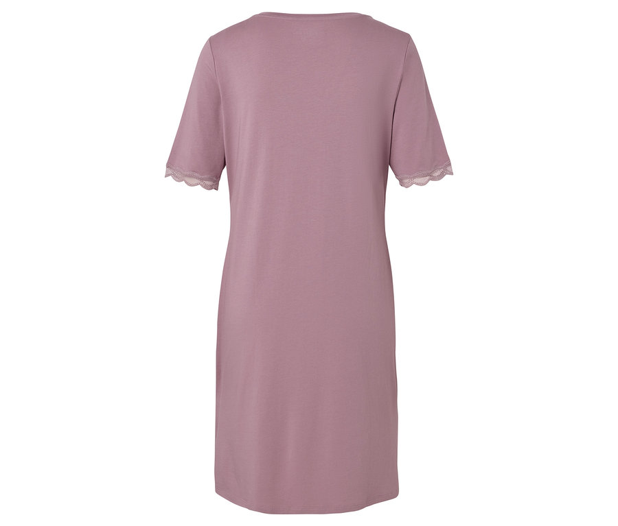 Rózsaszín, rövid ujjú hálóing csipkével az ujjak szegélyén.