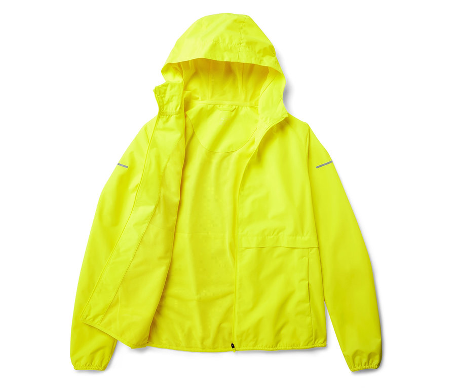 Egy nyitott, neonsárga, kapucnis esőkabát fekszik fehér háttéren.
