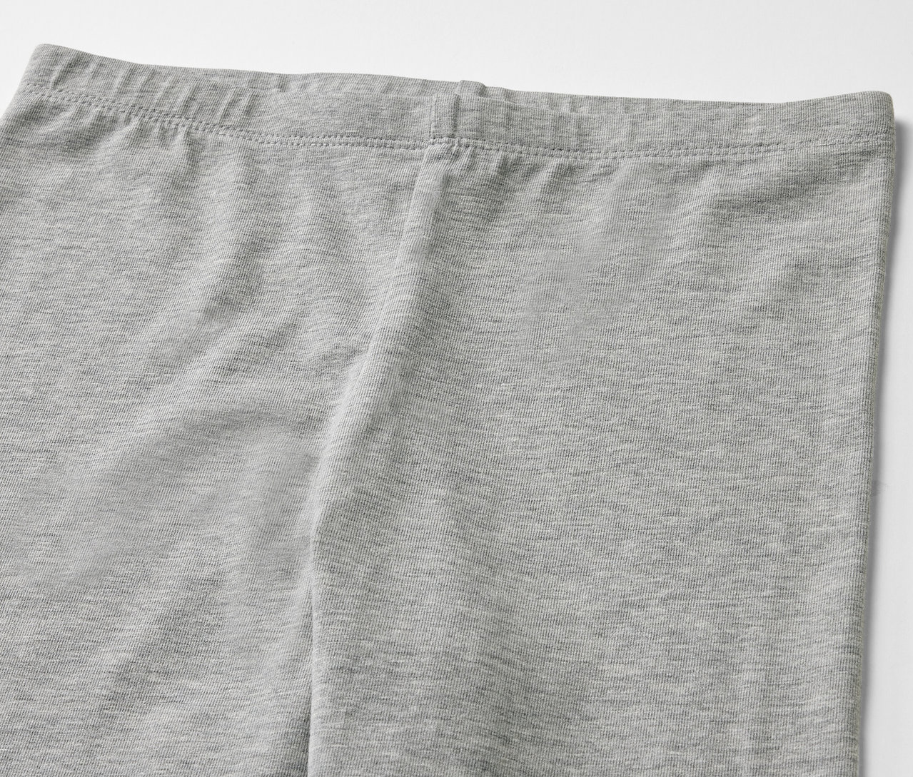 Szürke gyerek leggings, 3 db-os szett közelről.