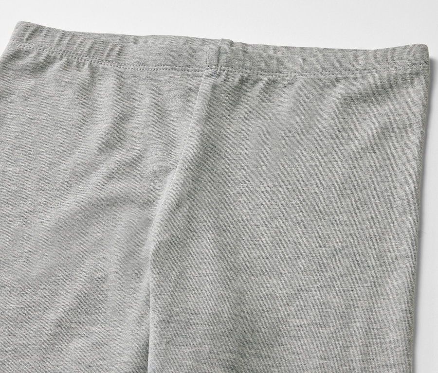 Szürke gyerek leggings, 3 db-os szett közelről.