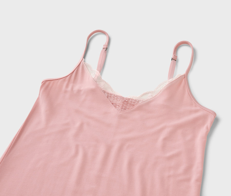 Rózsaszín hálóing csipkével, fehér háttérrel.