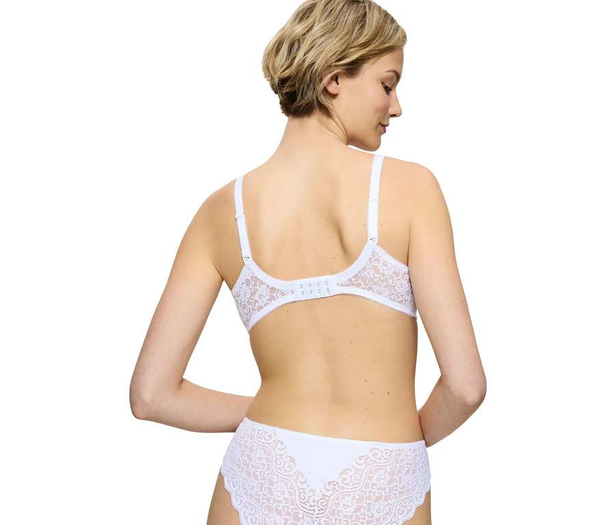 Hátulnézet egy fehér csipkés fehérneműt viselő nőről.