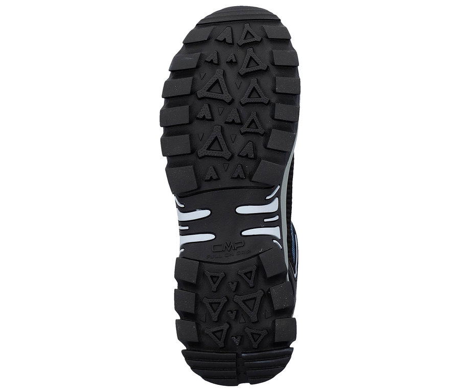 Egy fekete túrabakancs talpa durva mintázattal és CMP FullOnGrip technológiával.