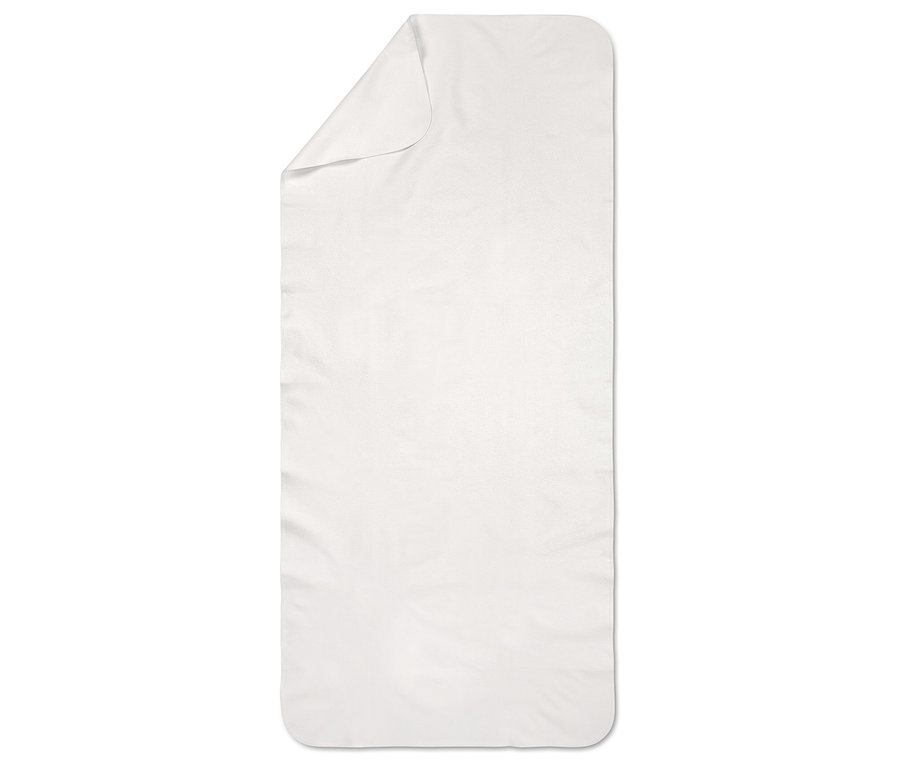 Egy fehér törölköző fekszik laposan, a bal felső sarkában behajtott sarokkal.