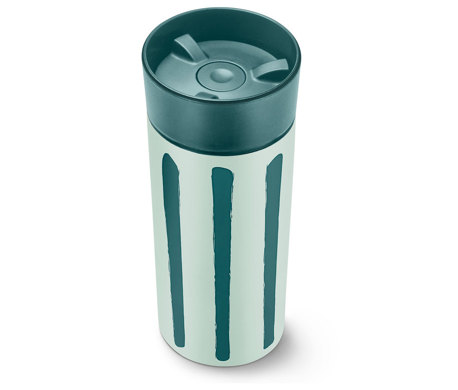 Egy csíkos Coffee-to-go bögre áll egy fehér felületen.