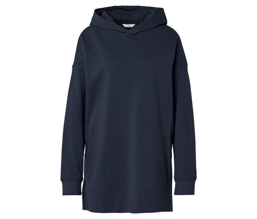 Sötétkék kapucnis pulóver fehér háttérrel.