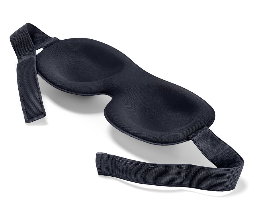 Egy fekete alvómaszk fekszik egy fehér háttéren.