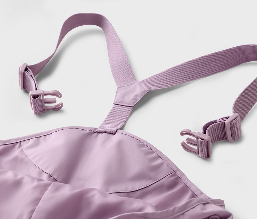 Lila pántok és csatok közeli képe fehér háttérrel.