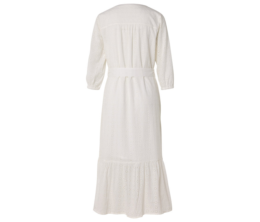 Hátulnézet egy hosszú, fehér ruháról övvel és háromnegyedes ujjakkal.