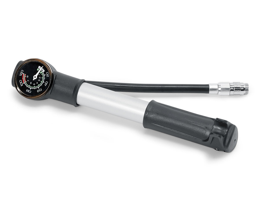 Egy kerékpárpumpa nyomásmérővel fekszik egy fehér háttéren.